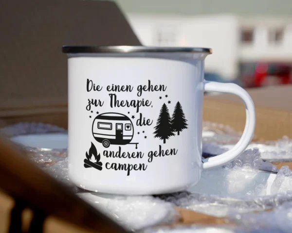Camping Emaille Tasse "Die einen gehen zur Therapie, die anderen gehen campen" – Bild 4