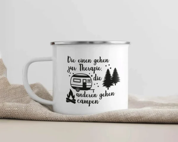 Camping Emaille Tasse "Die einen gehen zur Therapie, die anderen gehen campen" – Bild 2