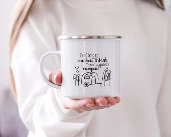 Camping Emaille Tasse "Anfänger machen Urlaub, Profis gehen campen!" – Bild 4