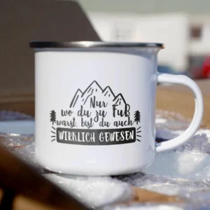 Emaille Tasse Wandern „Nur wo du zu Fuß warst, bist du auch wirklich gewesen“