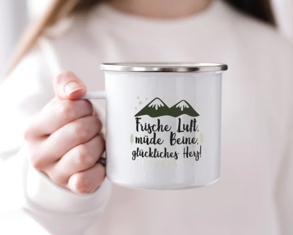 Emaille Tasse Wandern "Frische Luft, müde Beine, glückliches Herz" – Bild 4